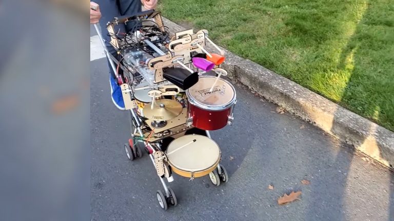 Le robot musical Raspberry Pi se promène dans la ville