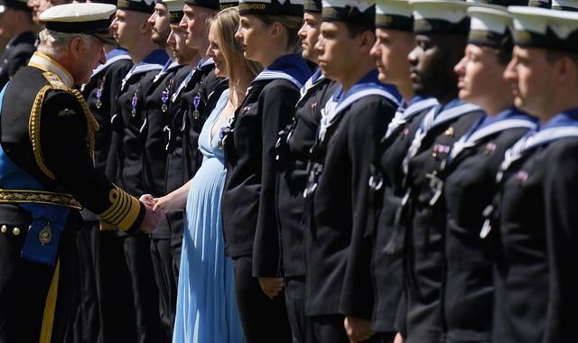 Le roi rend hommage aux marins qui ont joué un rôle dans les funérailles de feu la reine