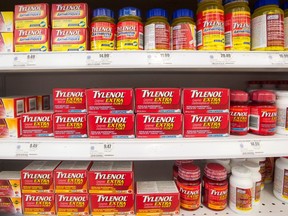 Des boîtes de Tylenol sont vues dans une pharmacie de Laval, au Québec, le 26 janvier 2017.