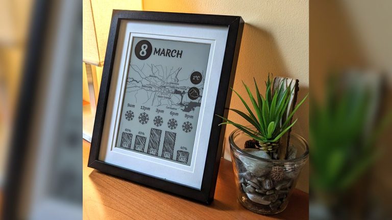 Le tableau de bord Raspberry Pi Inkplate affiche la météo, les cartes locales