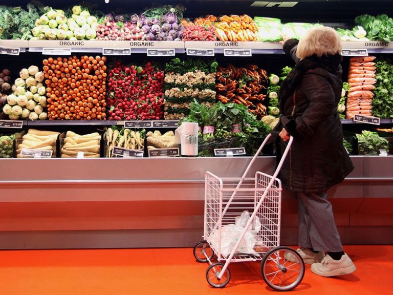 Le taux d’inflation du Canada grimpe à 4,4 %, plus élevé que prévu