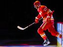 Le centre des Flames de Calgary Jonathan Huberdeau prend la glace avant le match contre les Blackhawks de Chicago au Scotiabank Saddledome.