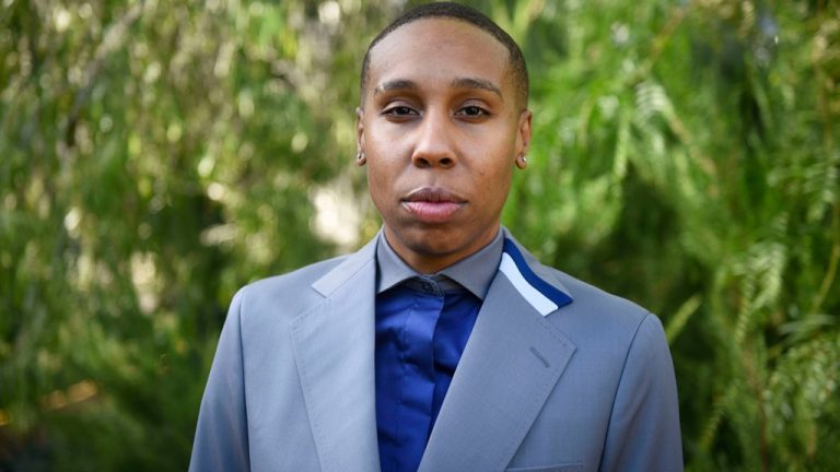 Lena Waithe parle franchement des hauts et des bas de sa carrière lors du discours de lancement de Barnard : "Je ne savais pas comment exister en tant qu'icône idéale"
