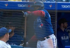 Vlad Guerrero Jr. désigne un jeune fan à qui donner une batte lors du match contre les Orioles le samedi 20 mai 2023.