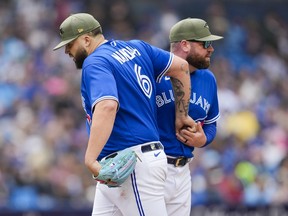 Le manager des Blue Jays, John Schneider, prend timidement le ballon du partant Alek Manoah lors de la sixième manche au Rogers Center le 20 mai 2023.