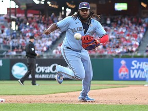 Vladimir Guerrero Jr. des Blue Jays de Toronto cherche à retrouver le lancer errant de Bo Bichette lors de la 10e manche contre les Phillies au Citizens Bank Park le 10 mai 2023 à Philadelphie.