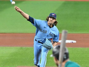 Le lanceur partant des Blue Jays, Kevin Gausman, livre un lancer contre les Mariners de Seattle au Rogers Center samedi.  Gausman a réussi 13 retraits au bâton dans le match.