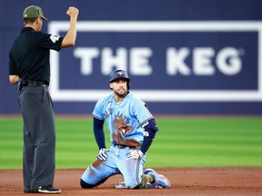 George Springer des Blue Jays de Toronto est appelé au deuxième but lors de la première manche contre les Orioles de Baltimore au Rogers Centre le 19 mai 2023 à Toronto.