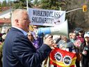 Marc Brière, président du Syndicat des employés de l'Impôt, lors d'un rassemblement de l'AFPC à Sudbury, en Ontario, le 28 avril 2023.