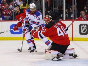 Le gardien de but des Devils Akira Schmid effectue un arrêt contre les Rangers lors de la première période du septième match du premier tour des séries éliminatoires de la Coupe Stanley 2023 au Prudential Center de Newark, NJ, le lundi 1er mai 2023.