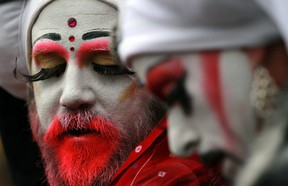 Des membres du groupe The Sisters of Perpetual Indulgence assistent à un rassemblement pour célébrer la décision d'annuler la proposition 8 le 4 août 2010 à San Francisco, en Californie.