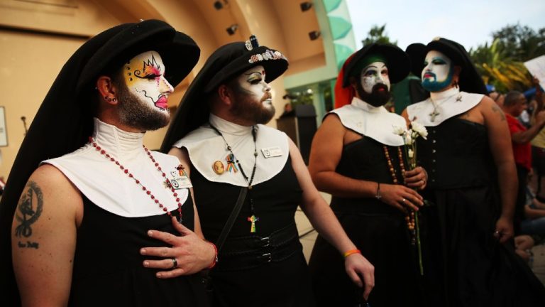 Les Dodgers s'excusent et annulent l'interdiction du groupe Drag les Sisters of Perpetual Indulgence
