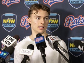 Regina Pats en avant, et non présumé.  Premier choix au total dans la LNH, Connor Bedard s'entretient avec les médias au Brandt Centre de Regina le mercredi 12 avril 2023.