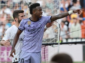 L'attaquant brésilien du Real Madrid Vinicius Junior réagit après avoir été insulté en pointant sur les gradins lors du match de football de la ligue espagnole entre le Valence CF et le Real Madrid CF au stade Mestalla de Valence le 21 mai 2023. Les procureurs espagnols ont ouvert une enquête le 22 mai 2023 sur des chants racistes visant l'attaquant vedette du Real Madrid Vinicius Junior lors d'un match alors que le président de la fédération de football a admis que le pays avait un "problème" avec le racisme.