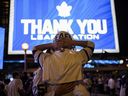 Les fans des Maple Leafs de Toronto réagissent après le match 7 des séries éliminatoires de la LNH contre le Lightning de Tampa Bay, à Toronto, le samedi 14 mai 2022. Les fans des Maple Leafs de Toronto devraient se rassembler ce soir au Maple Leaf Square au centre-ville de Toronto, alors que l'équipe tente de accéder au deuxième tour des séries éliminatoires pour la première fois depuis 2004.