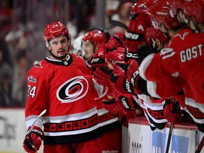 L'attaquant des Hurricanes Seth Jarvis, à gauche, célèbre avec ses coéquipiers après avoir marqué un but contre les Devils lors de la première période du premier match de la deuxième ronde des séries éliminatoires de la Coupe Stanley 2023 au PNC Arena de Raleigh, en Caroline du Nord, le mercredi 3 mai 2023.