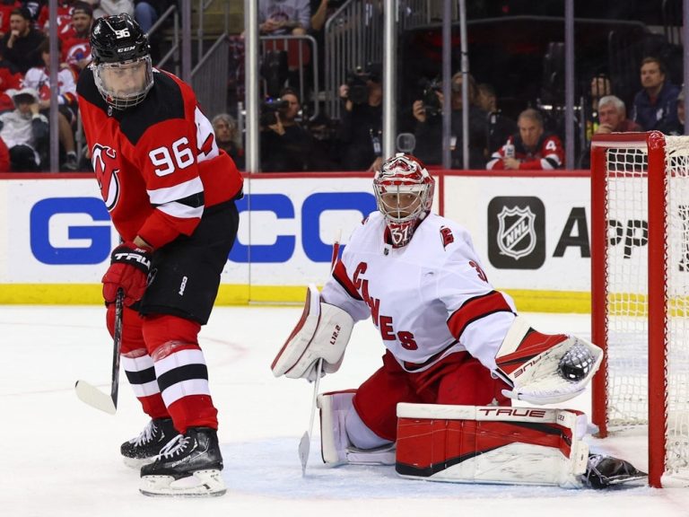 Les Hurricanes fouettent les Devils pour prendre la tête de la série 3-1