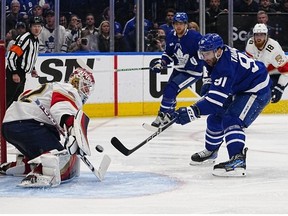 4 mai 2023 ;  Toronto, Ontario, CANADA ;  Le gardien de but des Panthers de la Floride, Sergei Bobrovsky, fait un arrêt contre l'attaquant des Maple Leafs de Toronto, John Tavares, au cours de la troisième période du deuxième match du deuxième tour des séries éliminatoires de la Coupe Stanley 2023 à la Scotiabank Arena.