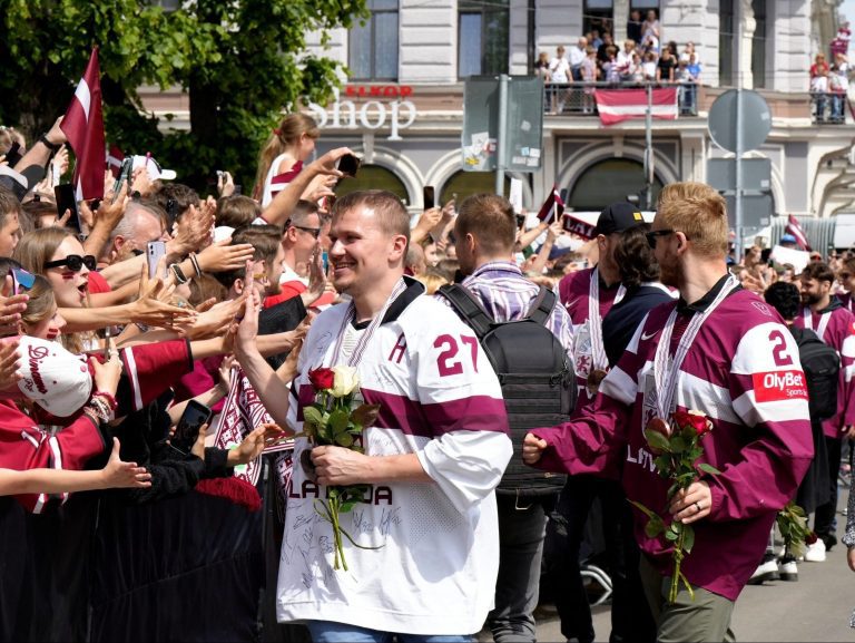 Les Lettons se réveillent pour des vacances surprises après avoir terminé en bronze au championnat du monde de hockey masculin