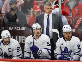 L'entraîneur-chef des Maple Leafs de Toronto, Sheldon Keefe, regarde depuis le banc contre les Panthers de la Floride pendant les prolongations du troisième match.