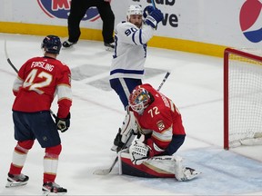 Le gardien de but des Panthers, Sergei Bobrovsky, accorde un but alors que Ryan O'Reilly des Maple Leafs célèbre au cours de la troisième période du quatrième match de leur série éliminatoire de deuxième tour de la LNH au FLA Live Arena.