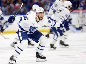 Erik Gustafsson, numéro 56 des Maple Leafs de Toronto, célèbre la victoire du sixième match de la première ronde des séries éliminatoires de la Coupe Stanley 2023 sur un but en prolongation de John Tavares, numéro 91, contre le Lightning de Tampa Bay à l'Amalie Arena le 29 avril 2023 à Tampa, en Floride.