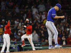 Le lanceur des Blue Jays Jose Berrios remonte le monticule après avoir cédé un circuit de deux points à Enmanuel Valdez de Boston au Fenway Park lundi soir.  Getty Images