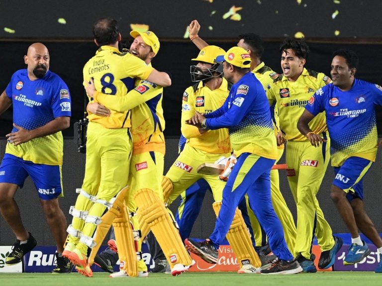 Les Super Kings de Chennai battent le Gujarat dans une finale gâchée par la pluie pour remporter le cinquième titre IPL