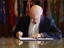 Sur cette photo fournie par le bureau du gouverneur du Montana, le gouverneur républicain Greg Gianforte signe une loi interdisant TikTok dans l'État, mercredi 17 mai 2023, à Helena, Mont.  Cette loi a fait du Montana le premier État américain à interdire complètement TikTok.