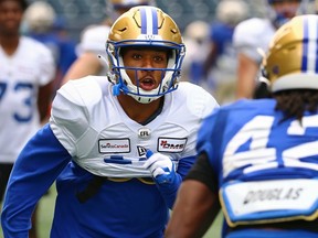 Le receveur Amare Jones (à gauche) prend sa route contre le demi défensif Souleymane Karamako lors d'un combat en tête-à-tête au camp d'entraînement des Blue Bombers de Winnipeg le lundi 22 mai 2023.