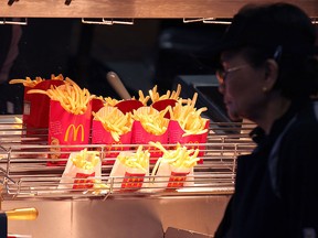 Les frites de McDonald's sont assises sous une lampe chauffante lors d'un événement d'embauche d'une journée dans un restaurant McDonald's le 19 avril 2011 à San Francisco, en Californie.  (Photo de Justin Sullivan/Getty Images)