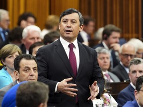 Le député conservateur Michael Chong prend la parole lors de la période des questions à la Chambre des communes le 2 mai 2023.