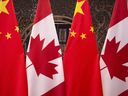 Ce 5 décembre 2017, une photo montre les drapeaux du Canada et de la Chine à Pékin. 