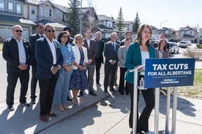 La chef de l'UCP, Danielle Smith, annonce le début des élections provinciales de 2023 lors d'une conférence de presse devant une maison à Auburn Bay, dans le sud-est de Calgary, le lundi 1er mai 2023.