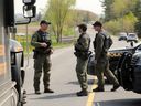 Bourget, 11 mai : La police bloque le secteur à l'extérieur d'une résidence de la rue Laval, lieu de la fusillade dans laquelle le sergent.  Éric Mueller est décédé.  Deux agents de la Police provinciale de l'Ontario ont également été blessés.