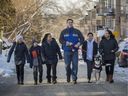 La famille De Guzman-Cloutier près de leur domicile dans le quartier Ville St-Pierre de Montréal le 5 février 2022. Maman et papa, Sherlyn et John, sont au centre.  De la gauche sont Chloé, Alex, Michael et Leigh-Anne.  Le chien de la famille est Max.