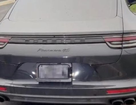 Les flics publient une vidéo de Porsche arrêtée avec un dispositif de dissimulation de plaque d’immatriculation