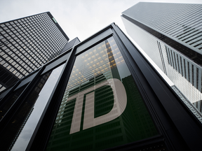 Logo de la Banque TD reflété dans la tour