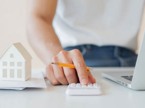 Jeune femme calculant les frais de logement