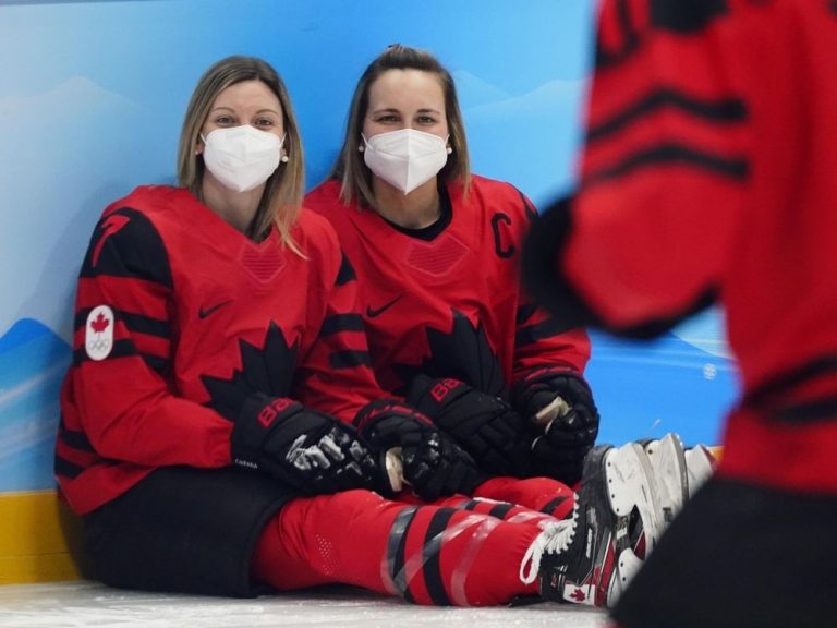 Les joueuses de hockey d’Équipe Canada Marie-Philip Poulin et Laura Stacey fiancées