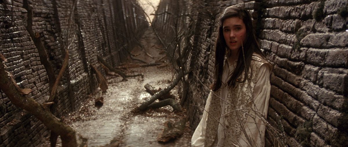 Labyrinthe : Jennifer Connelly se tient dans le Labyrinthe