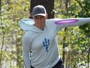 Natalie Ryan, femme transgenre qui s'est vu interdire de participer à un événement de disc golf féminin en Californie, lance un disque.