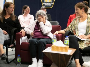 La mère de Sharron Prior, Yvonne Prior, essuie ses larmes le mardi 23 mai 2023 alors qu'elle était assise à côté de ses filles Moreen Prior, à gauche, et Doreen Prior à Longueuil.