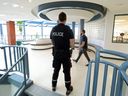 Officier des ressources scolaires du Service de police d'Edmonton Gend.  Lee Martin regarde les couloirs de l'école secondaire St. Joseph à Edmonton, le 5 mai 2022.