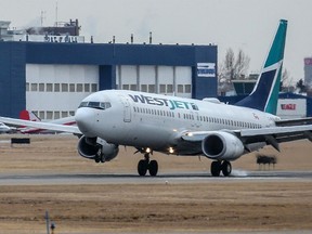 Un vol WestJet atterrit à l'aéroport international de Calgary le mardi 18 janvier 2022.