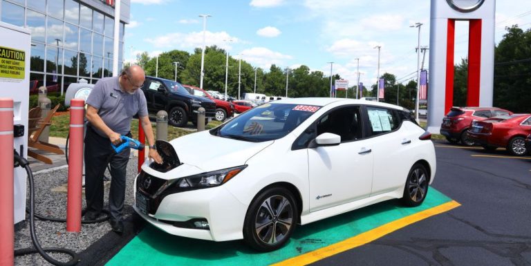 Les véhicules électriques sont chauds, mais seulement 34 % des concessionnaires en ont même un en stock