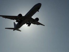 Un vol arrive à l'aéroport international de Vancouver à Richmond, en Colombie-Britannique, le mercredi 18 mars 2020.