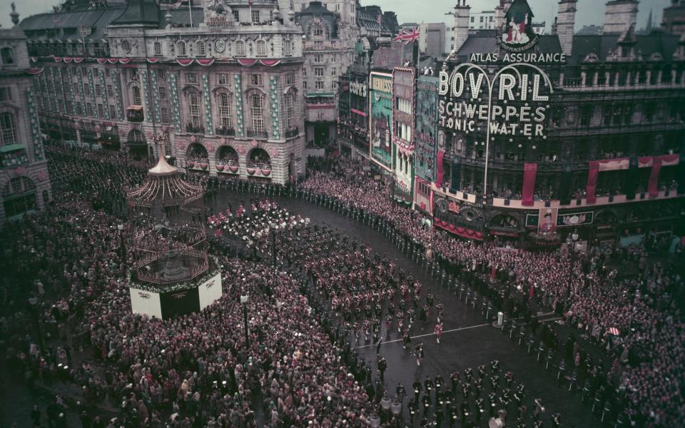 Le cortège de la reine Elizabeth a descendu Regent Street et traversé Piccadilly Circus - Rolls Press/Popperfoto