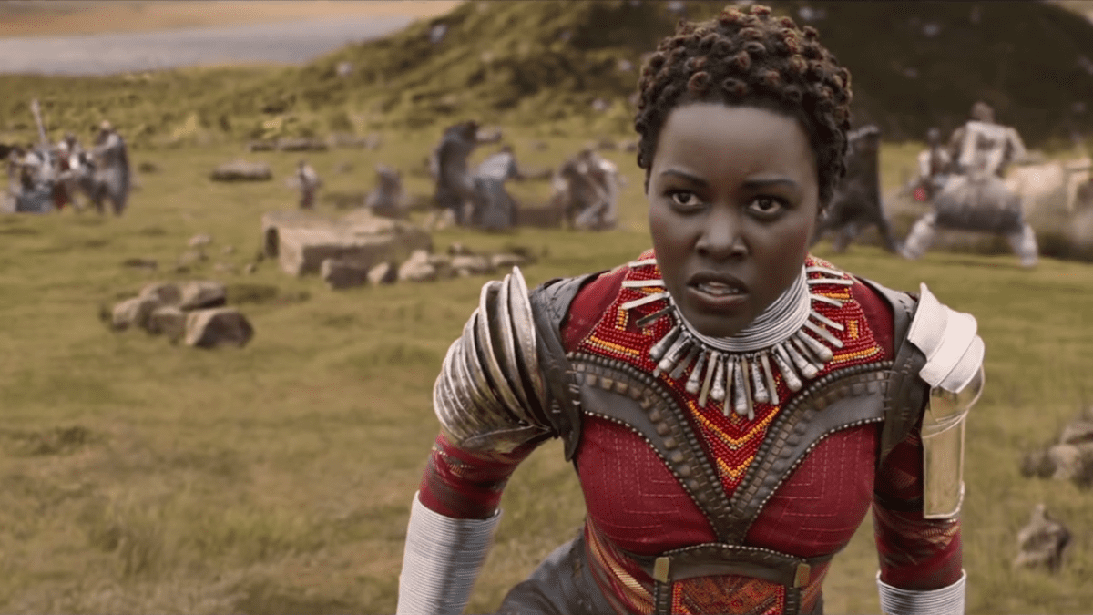 Lupita Nyong'o s'est entièrement rasé la tête, puis a totalement fait un commentaire sur Dora Milaje
