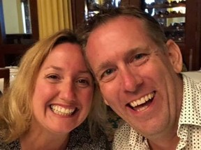 Darren Pennock, qui a été congédié de son poste de directeur exécutif de la John Howard Society of Peel-Halton-Dufferin en 2019, est vu ici avec sa femme Nancie Parker.